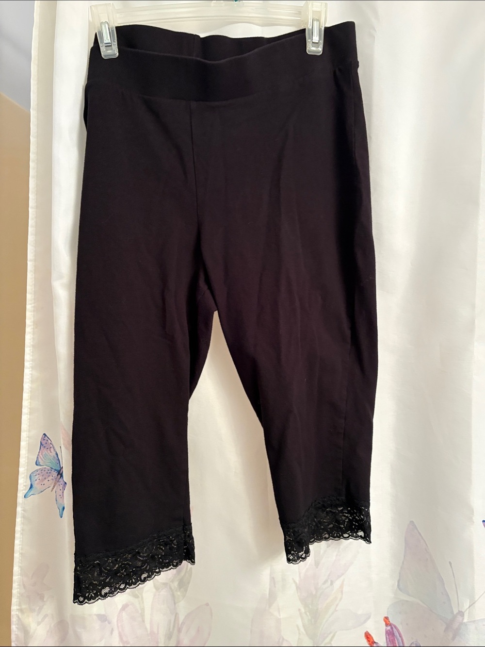 Torrid size 3 Black Lace-Hem Capri Leggings